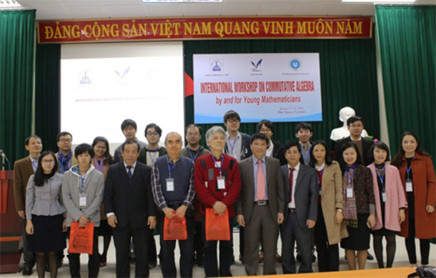 Đại diện lãnh đạo nhà trường, BCN Khoa Toán  chụp ảnh cùng giảng viên các trường đại học của Nhật Bản 