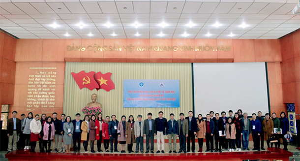 Các đại biểu chụp ảnh lưu niệm tại Hội thảo